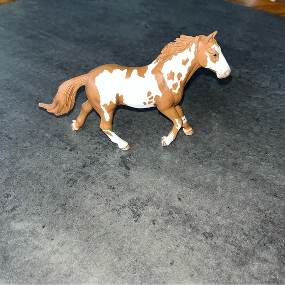 2006 Schleich Brown White Pinto Stallion 13616 Horse Farm Barn Animal Toy - Picture 2 of 5
